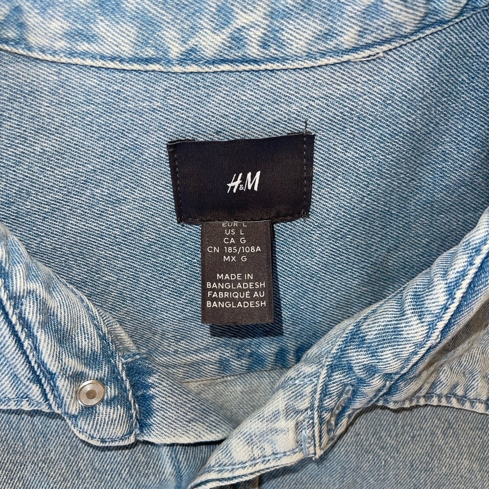 H&M Light Wash Casual Denim Shirt - Picture 3 of 4